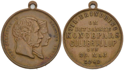 ДАНИЯ МЕДАЛЬ 1892 В ПАМЯТЬ О ЗОЛОТОЙ СВАДЬБЕ КОРОЛЯ КРИСТИАНА IX B КОРОЛЕВЫ ЛУИЗЫ (26 МАЯ 1892), ДЕДА И БАБУШКИ БУДУЩЕЙ РУССКОЙ ИМПЕРАТРИЦЫ МАРИИ ФЁДОРОВНЫ, С КОЛЬЦОМ ДЛЯ НОШЕНИЯ, ДИАМЕТР 24 ММ., ВЕС 43,92 ГР. бронза 272-1535